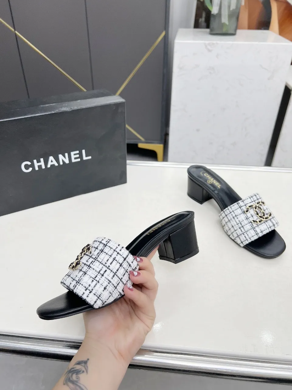 👟👟Ex-factory price 380👟👟 Genuine leather sole +30 chanel Chanel 2024 new slippers🔥🔥 Official website counter, fabric sheepskin, lining sheepskin, foot pad goatskin, 3 colors optional, size 35-42, genuine leather sole +30